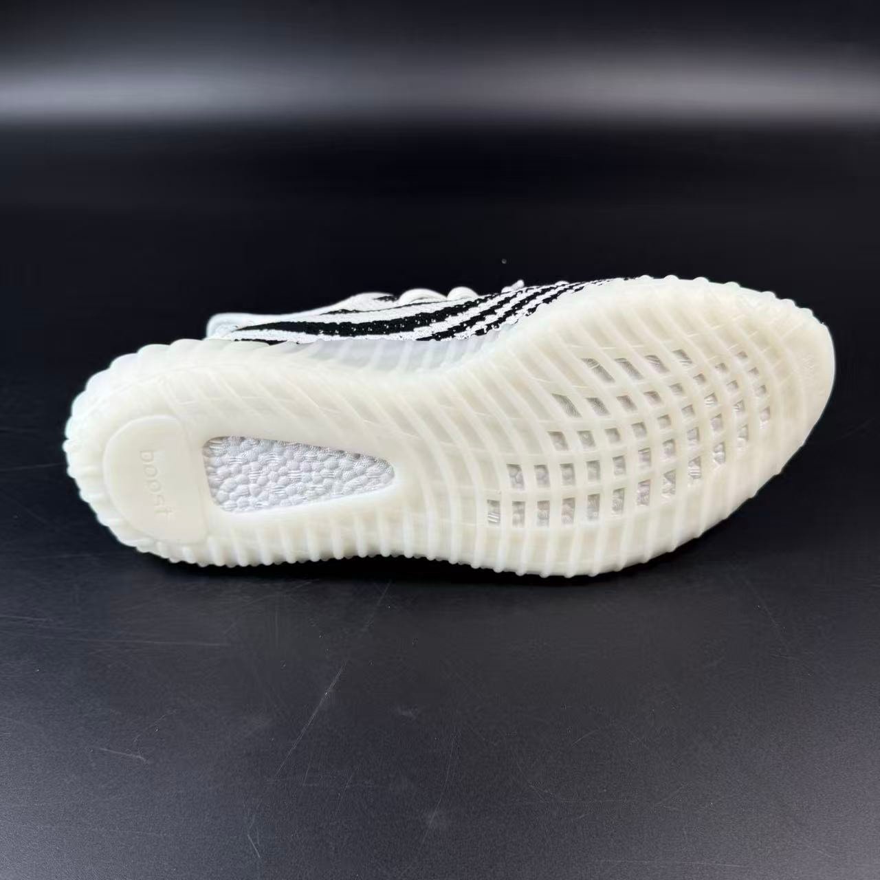YZY– 350 V2 - Image 10